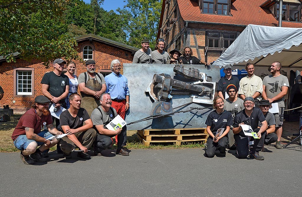 The participants of the young blacksmith meeting with the finished 2.5-D relief of the Hasloch sledgehammer.